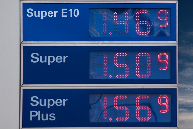 Survey reveals how energy experts feel about falling oil prices